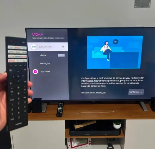 Vendo uma TV smart de 50 Toshiba com alexa e comando de voz