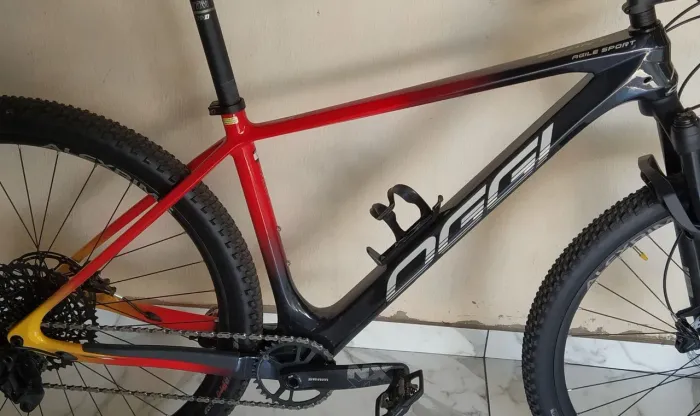 Vendo quadro de Carbono Oggi, Tamanho 19, em estado de novo,