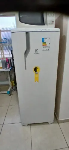 Geladeira Electrolux RE31 240L - Branca