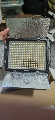 Kit Iluminador Yongnuo YN300 III (1 por R$400) (2 por R$700)
