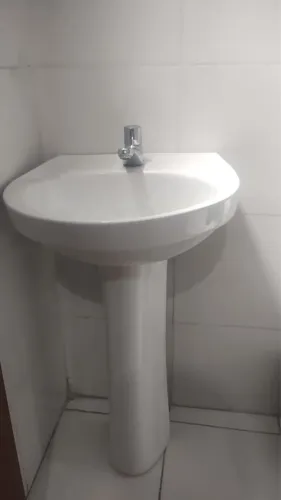 Pia de porcelanato + torneira inox