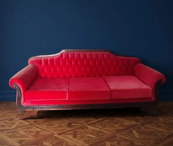 Sofá atemporal em veludo vermelho