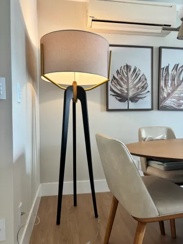 luminária de design moderno, madeira e metal, estilo contemporâneo?