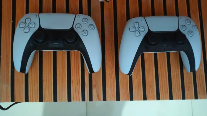 Playstation 5 Slim Digital 825GB + 2 Controles dual Sense, com apenas 1 mês de uso