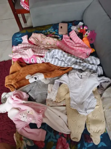 Lote de roupas de bebe etc