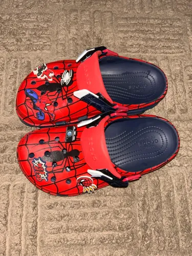 crocs do homem aranha 