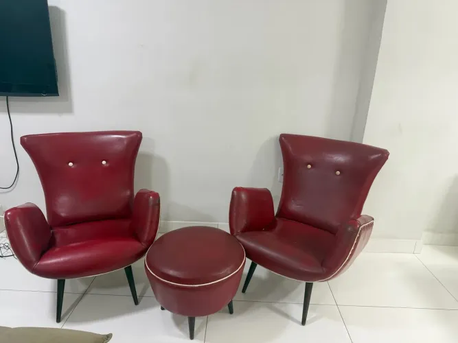 Conjunto 2 Poltronas + Puff Vintage Anos 50/60 Courino Vinho