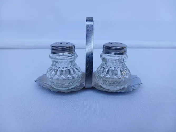 Galheteiro Vintage Mini - Saleiro e Pimenteiro em Vidro Lapidado com Suporte Metálico