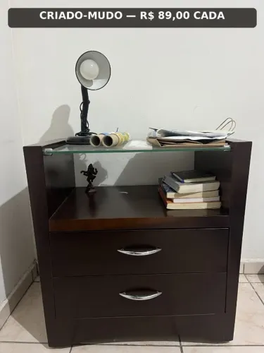 2 Criado-Mudo Madeira com 2 Gavetas e Vidro - R$89 Cada