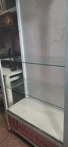 Vitrine com avaria