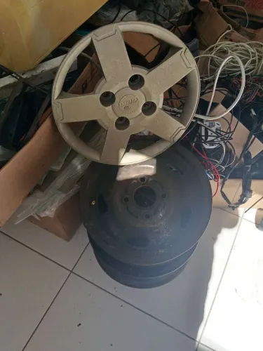 Rodas aro 13 com calotas linha Ford