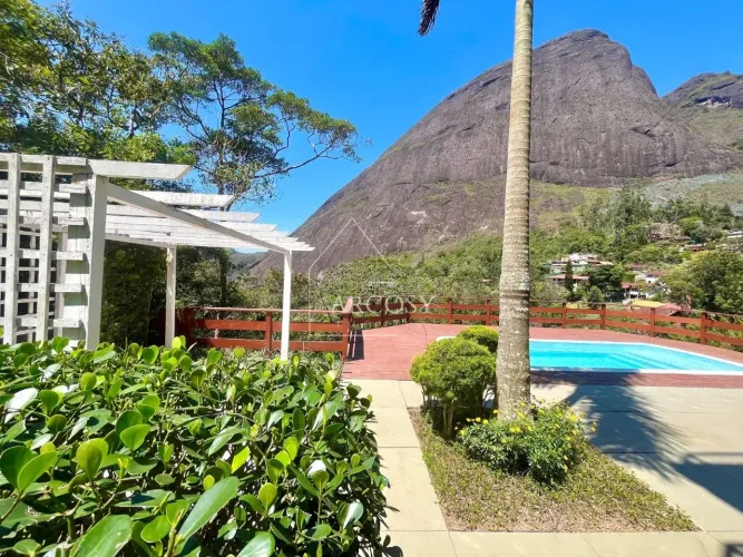 Casa Contemporânea de 320 m² | Fora de Condomínio | Vista Indevassável