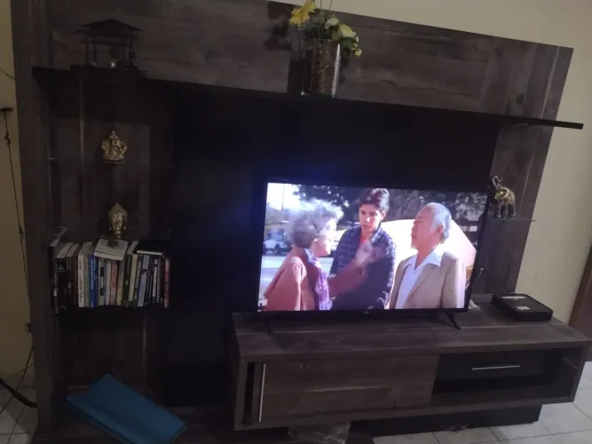 ESTANTE de SALA com PAINEL e LUMINÁRIA 