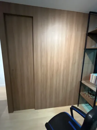 Painel Liso Amadeirado com Porta de Correr Embutida