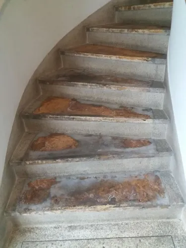 Prestação de serviços de restauração em pisos frios