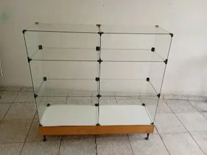 Balcão vitrine em vidro, 1m de comprimento, 1m de altura,, 30 cm de largura, com 6 divisor