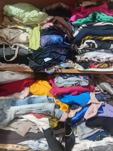 300 peças de roupas usadas ótimo estado
