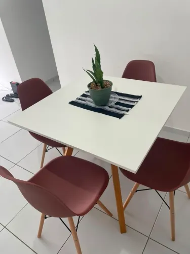 Mesa com 4 cadeiras semi nova