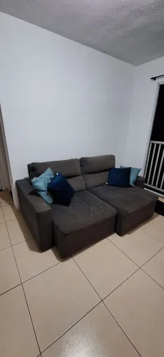Sofá Retrátil e Reclinável Marrom 1,95m + 4 Almofadas de Brinde