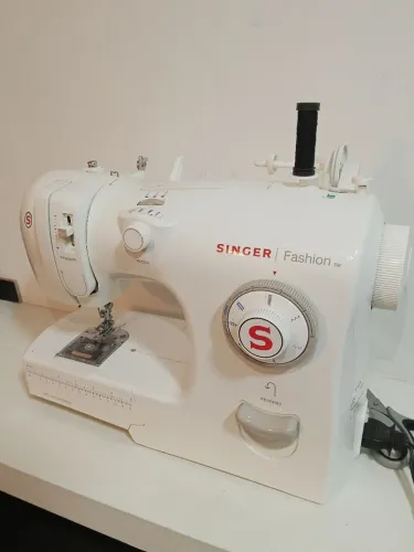 Máquina de costura Singer Fashion.