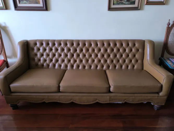 SOFÁ CHESTERFIELD CLÁSSICO 3 LUGARES - HERANÇA FAMILIAR - IMPECÁVEL
