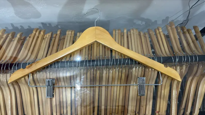200 cabides adulto dee madeira com presilhas 