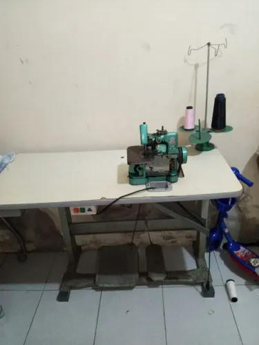 Máquina de costura overclock 