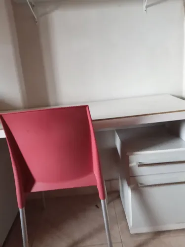 Vende-se escrivaninha com a cadeira 