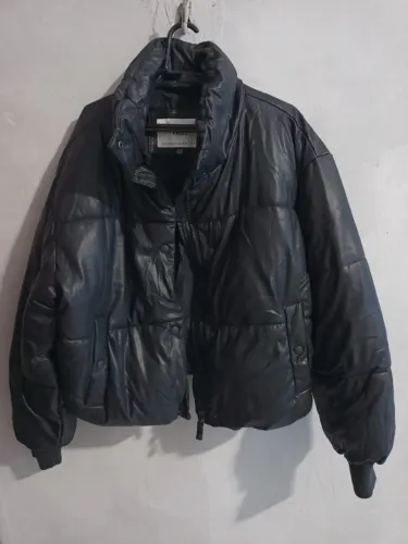Jaqueta puffer com efeito de couro sintético 