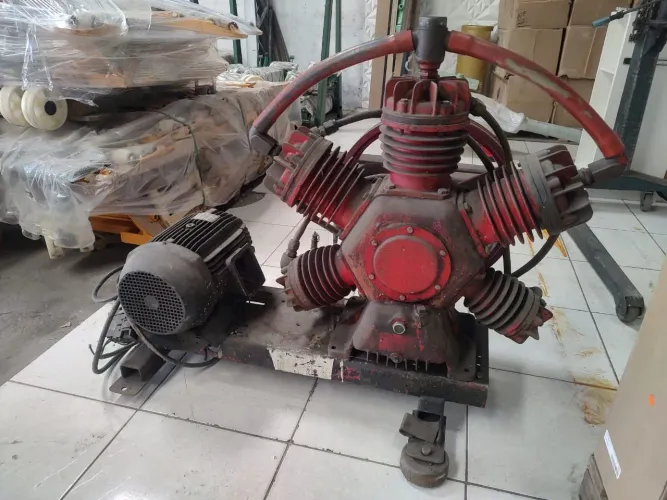Compressor 60 pés sobre base com motor de 15 cv blindado
