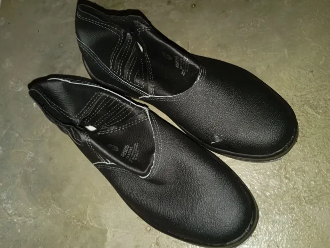 Bota preta bico de ferro para trabalho 