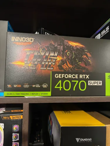 Rtx 4070 Super + PS5 em Placa superior