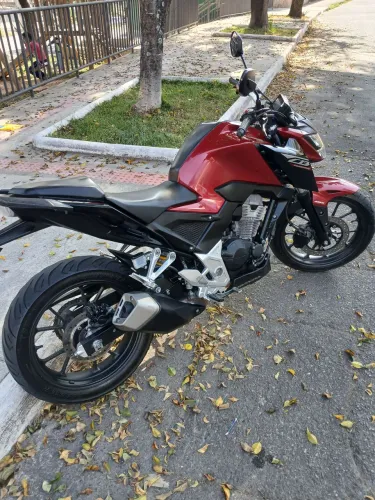 Cb300f 2025 em excelente estado de conservação.