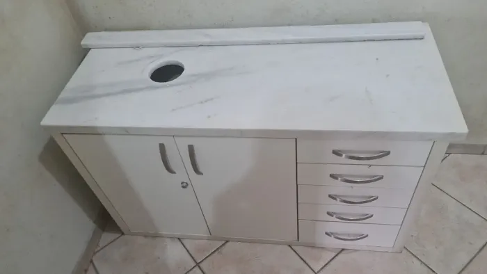 Balcão com tampo de mármore