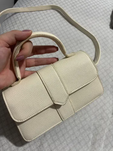 Bolsa transversal branca texturizada