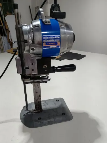 Máquina de cortar tecido