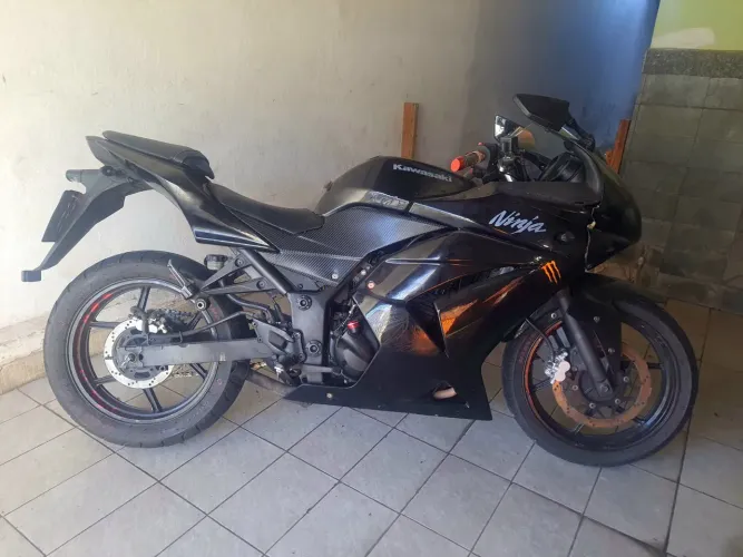 Kawasaki Ninja 250r com problema na parte debaixo do motor!