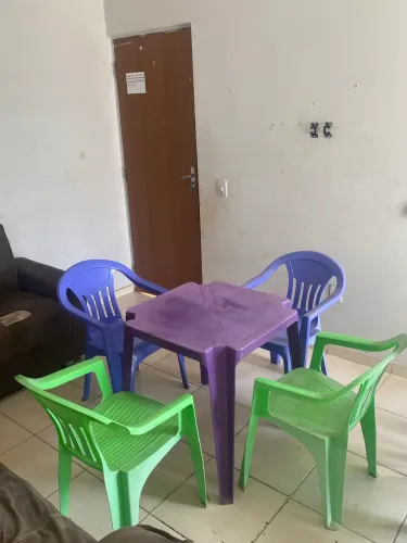 Vendo mesa com 4 cadeira 