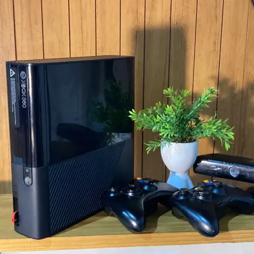 Xbox 360 com dois controles originais e Kinect