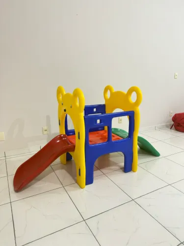Casinha de escalada e escorregador