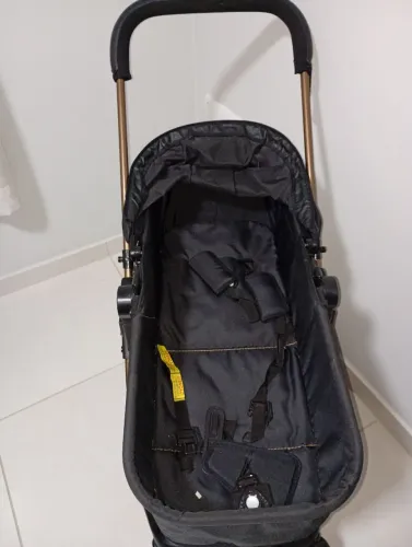 Carrinho de bebê Moisés com bebê conforto 