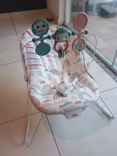 Cadeira de descanso de bebê fischer price que treme com móbile