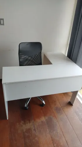 Vendo mesa com cadeira de escritório 