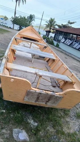 Barco pra em alto mar