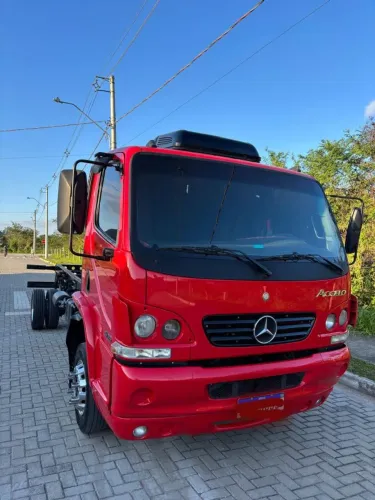 Caminhão Accelo 915 vermelha