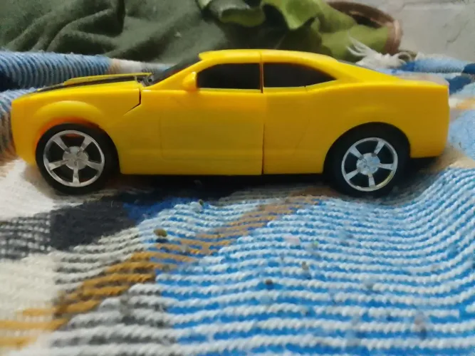 Carro que toca música e se transforma