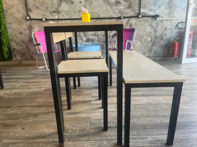 Conjunto de mesa e cadeiras 