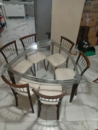 Mesa e 6 cadeiras chiques e elegantes!