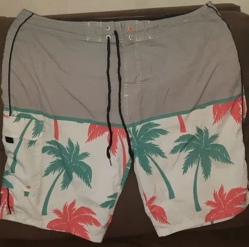 3 bermudas tamanho 50 + 1 tamanho 48 e 1 short GG