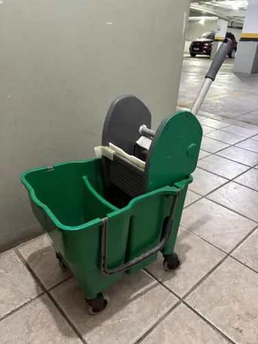 Balde espremedor profissional com rodas - sem mop/vassoura